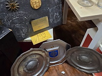 Lot 192 - tinnen aandenken borden 3 stuks + leiesteen - afbeelding 1 van  5