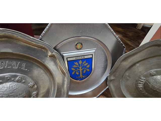 Lot 192 - tinnen aandenken borden 3 stuks + leiesteen - afbeelding 4 van  5