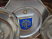 Lot 192 - tinnen aandenken borden 3 stuks + leiesteen - afbeelding 4 van  5