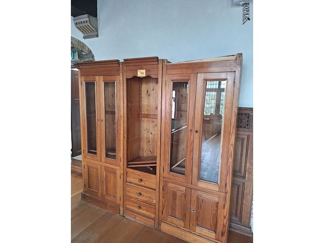 Lot 193 - houten vitrine kast - afbeelding 1 van  1
