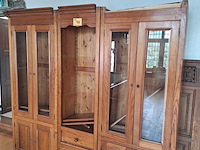 Lot 193 - houten vitrine kast - afbeelding 1 van  1