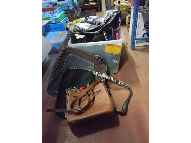 Lot 193 - inhoud box met tassen en rugzakken - afbeelding 1 van  1