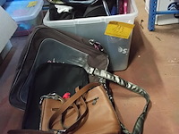 Lot 193 - inhoud box met tassen en rugzakken - afbeelding 1 van  1