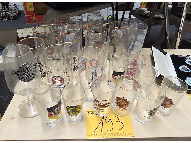 Lot 193 - lot diverse glazen met politie embleem ong 25 stuks - afbeelding 1 van  5