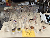 Lot 193 - lot diverse glazen met politie embleem ong 25 stuks - afbeelding 1 van  5