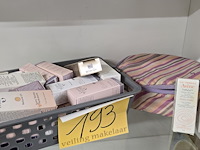 Lot 193 - lotje staaltjes schoonheidsproducten - afbeelding 1 van  4