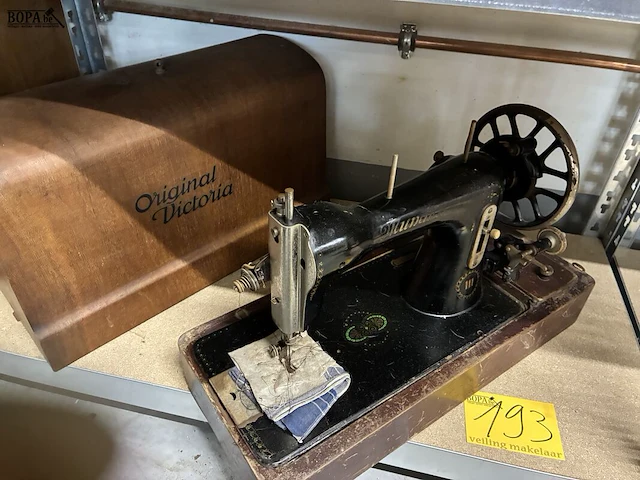 Lot 193 - retro naaimachine original victoria mundlos - afbeelding 1 van  2
