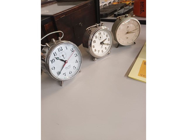 Lot 193 - retro wekkers. 8 stuks - afbeelding 2 van  4