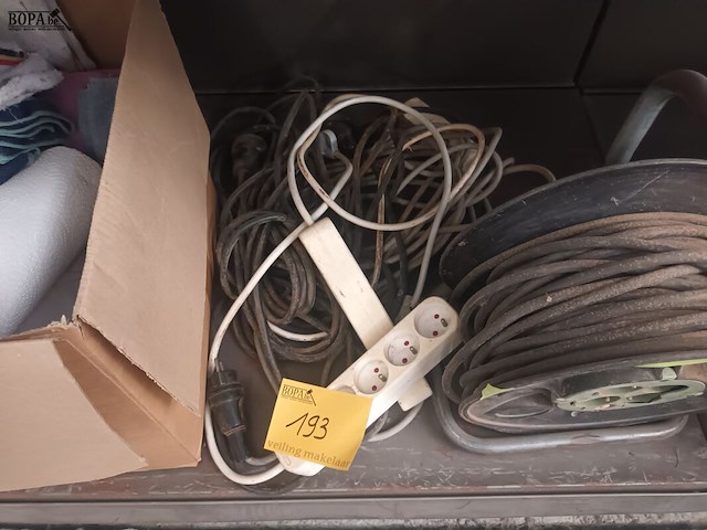 Lot 193 - verlengkabels en vodden - afbeelding 1 van  4