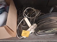 Lot 193 - verlengkabels en vodden - afbeelding 1 van  4