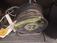 Lot 193 - verlengkabels en vodden - afbeelding 2 van  4