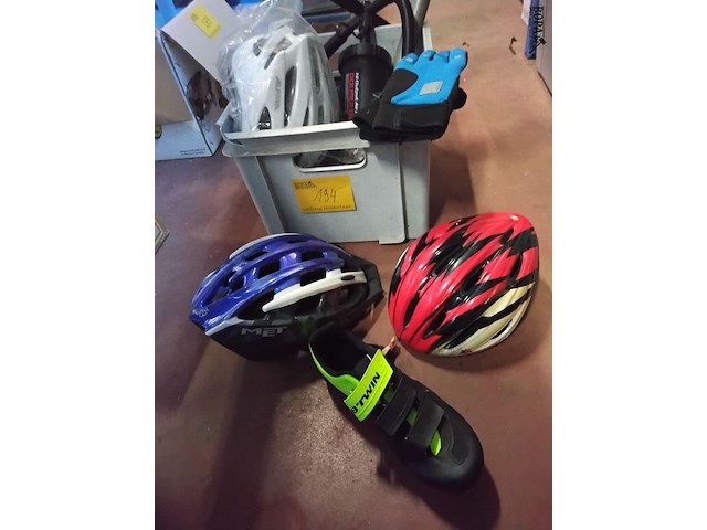 Lot 194 - fietsbenodigdheden oa fietshelm alpina, pompen btwin 14 stuk - afbeelding 1 van  4