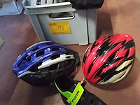 Lot 194 - fietsbenodigdheden oa fietshelm alpina, pompen btwin 14 stuk - afbeelding 1 van  4