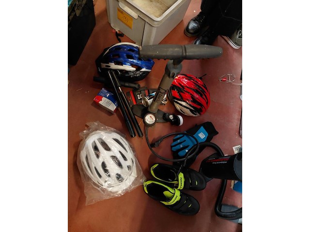 Lot 194 - fietsbenodigdheden oa fietshelm alpina, pompen btwin 14 stuk - afbeelding 2 van  4