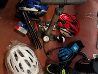 Lot 194 - fietsbenodigdheden oa fietshelm alpina, pompen btwin 14 stuk - afbeelding 2 van  4