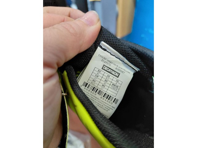 Lot 194 - fietsbenodigdheden oa fietshelm alpina, pompen btwin 14 stuk - afbeelding 3 van  4