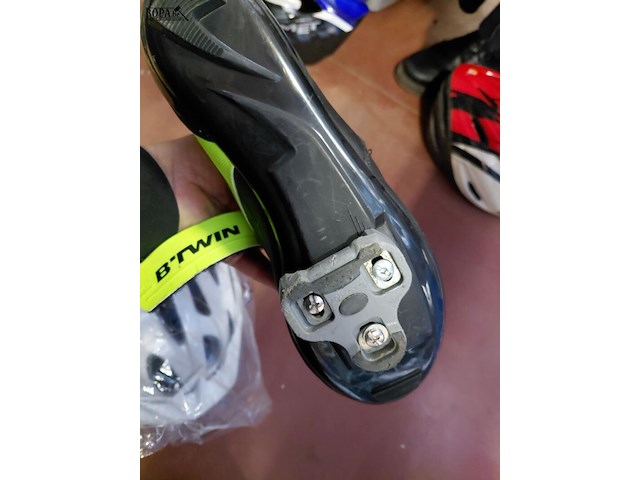 Lot 194 - fietsbenodigdheden oa fietshelm alpina, pompen btwin 14 stuk - afbeelding 4 van  4