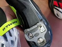 Lot 194 - fietsbenodigdheden oa fietshelm alpina, pompen btwin 14 stuk - afbeelding 4 van  4