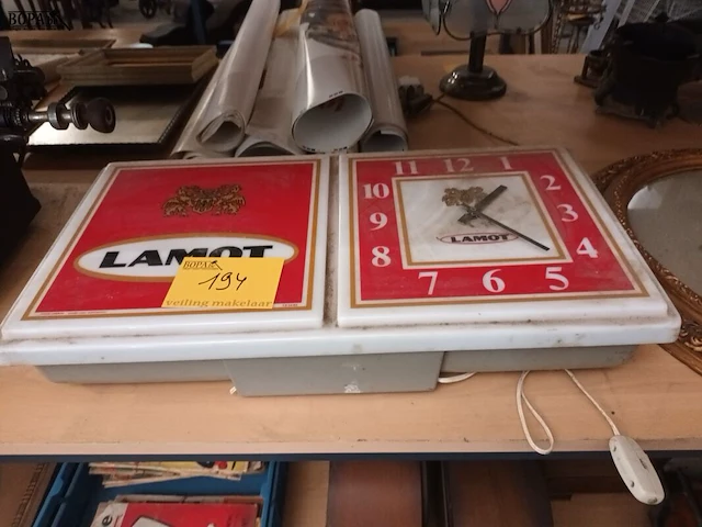 Lot 194 - lichtreclame met klok lamot - afbeelding 1 van  3