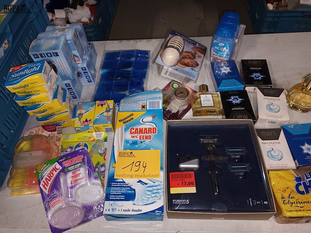 Lot 194 - parfum, zepen en schoonmaak producten - afbeelding 1 van  6