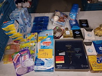 Lot 194 - parfum, zepen en schoonmaak producten - afbeelding 1 van  6