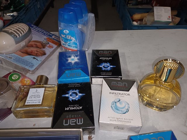 Lot 194 - parfum, zepen en schoonmaak producten - afbeelding 6 van  6
