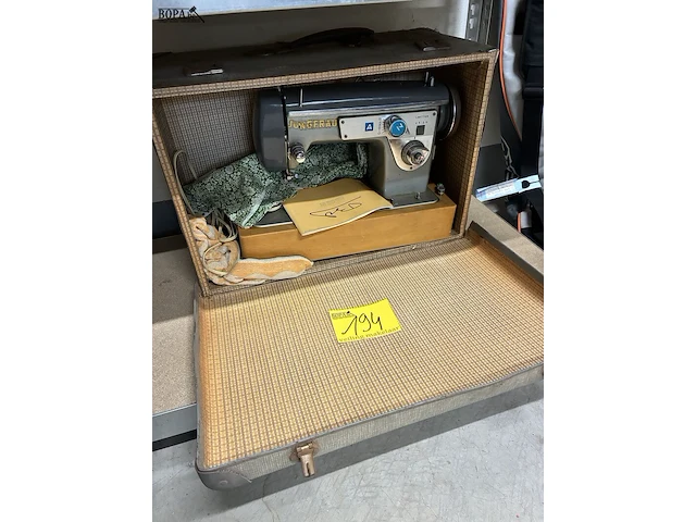 Lot 194 - retro naaimachine jungfrau in koffer - afbeelding 1 van  2