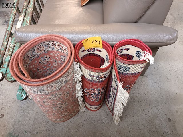 Lot 194 - tapijten. 3 stuks - afbeelding 4 van  4