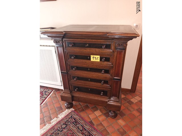 Lot 195 - antiek ladekast - afbeelding 1 van  5