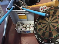 Lot 195 - hobbymateriaal oa pingpong paletten, flippers, golfballetjes - afbeelding 1 van  1