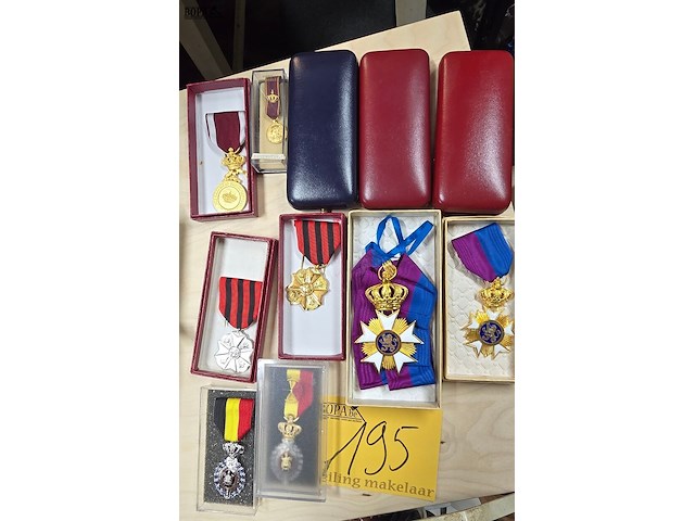 Lot 195 - lot eremedailles ong 11 stuks - afbeelding 1 van  5