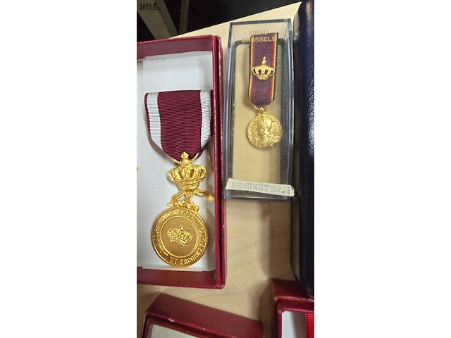 Lot 195 - lot eremedailles ong 11 stuks - afbeelding 4 van  5