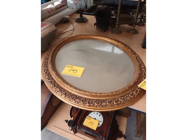 Lot 195 - ovalen spiegel in vergulde kader - afbeelding 1 van  3