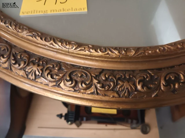 Lot 195 - ovalen spiegel in vergulde kader - afbeelding 2 van  3