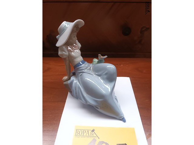 Lot 195 - porseleinen beeldje zittende vrouw - afbeelding 2 van  4