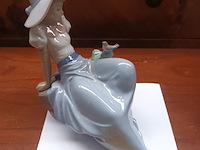 Lot 195 - porseleinen beeldje zittende vrouw - afbeelding 2 van  4