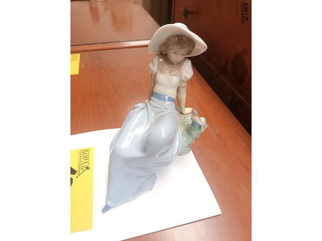 Lot 195 - porseleinen beeldje zittende vrouw - afbeelding 3 van  4