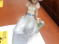Lot 195 - porseleinen beeldje zittende vrouw - afbeelding 3 van  4
