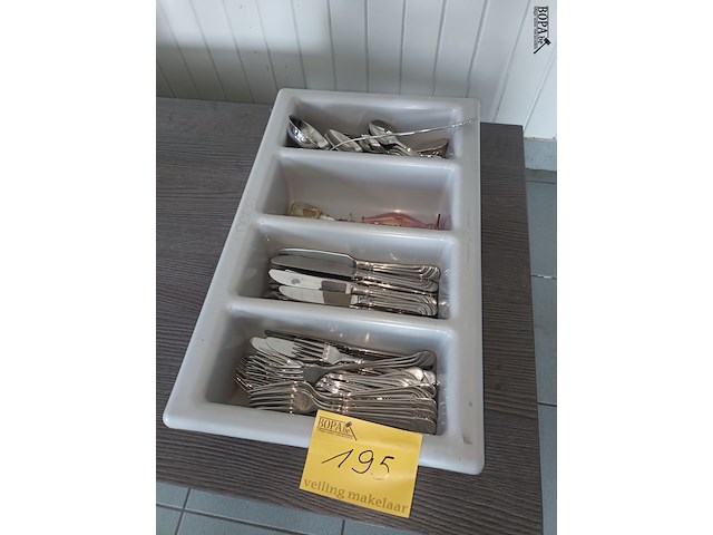 Lot 195 - pvc bestekbak met bestek - afbeelding 1 van  4