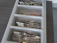 Lot 195 - pvc bestekbak met bestek - afbeelding 1 van  4