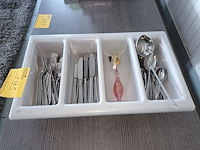 Lot 195 - pvc bestekbak met bestek - afbeelding 2 van  4