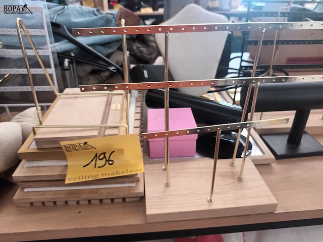 Lot 196 - etalagemateriaal voor juwelen - afbeelding 4 van  6