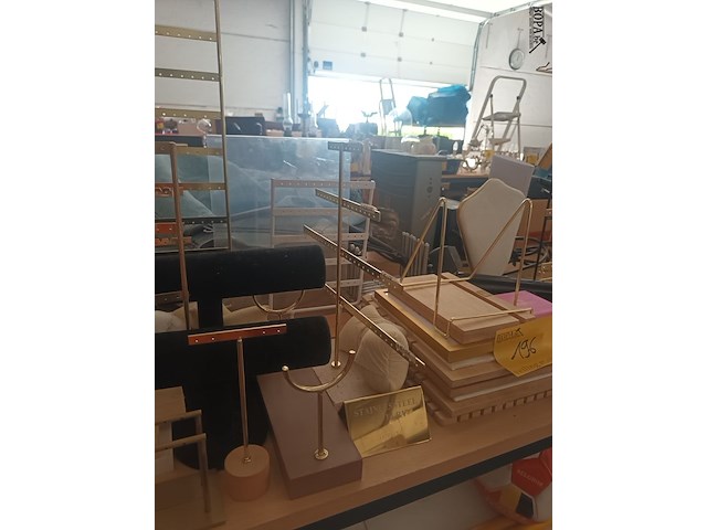 Lot 196 - etalagemateriaal voor juwelen - afbeelding 6 van  6