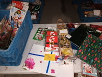 Lot 196 - feestverpakkingen en raamdecoratie - afbeelding 1 van  5