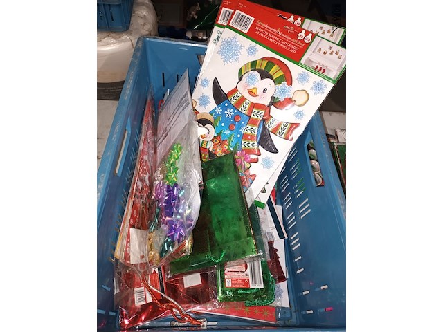 Lot 196 - feestverpakkingen en raamdecoratie - afbeelding 2 van  5