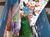 Lot 196 - feestverpakkingen en raamdecoratie - afbeelding 2 van  5