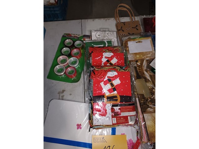 Lot 196 - feestverpakkingen en raamdecoratie - afbeelding 3 van  5