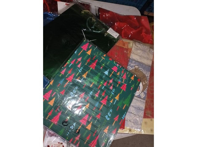 Lot 196 - feestverpakkingen en raamdecoratie - afbeelding 4 van  5