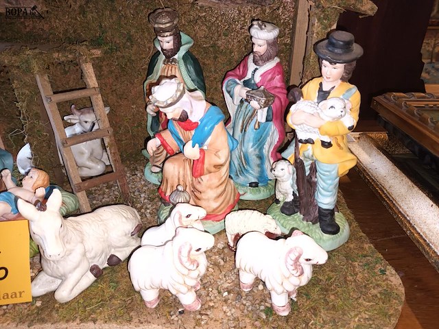 Lot 196 - kerststal met figuren. 13 stuks - afbeelding 3 van  4
