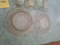 Lot 196 - oude voederbakjes voor vogels in glas - afbeelding 3 van  3